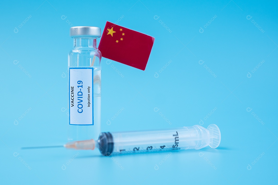 Frasco de vacina COVID-19, seringa de agulha de injeção e bandeira chinesa contra infecção por coronavírus em laboratório hospitalar. Conceito médico, saúde, vacinação e imunização