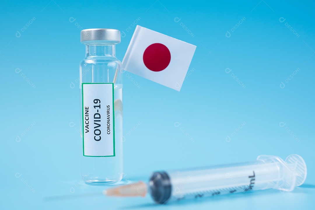 Frasco de vacina COVID-19, seringa de agulha de injeção e bandeira japonesa contra infecção por coronavírus em laboratório hospitalar. Conceito médico, saúde, vacinação e imunização