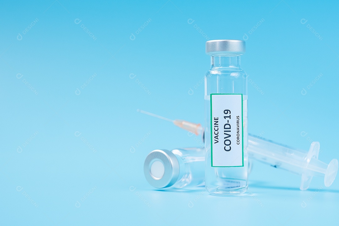 Frasco de vacina COVID-19 e seringa de agulha de injeção contra infecção por coronavírus em laboratório hospitalar. Conceito médico, saúde, vacinação e imunização