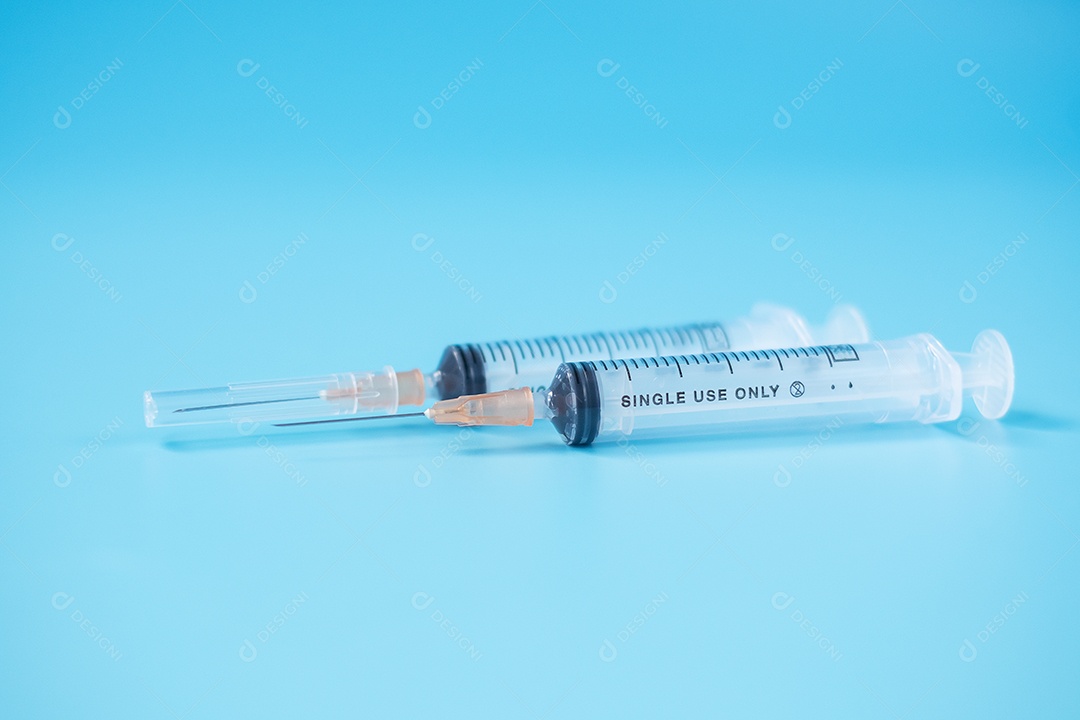 Seringa de agulha de injeção em fundo azul no laboratório do hospital. Conceito médico, saúde, vacinação e imunização