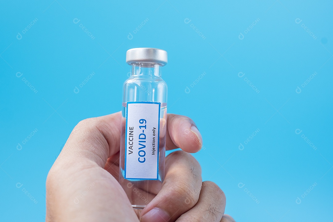 Frasco de vacina COVID-19 contra infecção por Coronavírus na mão de doutor em laboratório hospitalar. Conceito médico, saúde, vacinação e imunização.