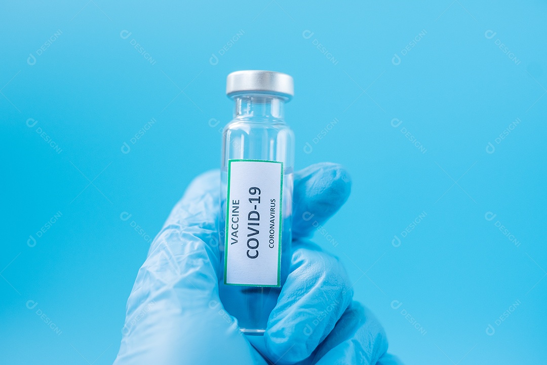 Frasco de vacina COVID-19 contra infecção por coronavírus na mão do médico com luva de nitrilo em laboratório hospitalar. Conceito médico, saúde, vacinação e imunização