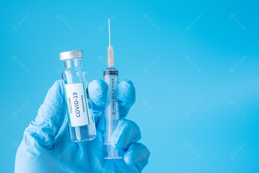 Frasco de vacina COVID-19 e seringa de agulha de injeção contra infecção por coronavírus na mão do médico com luva de nitrilo em laboratório hospitalar. Conceito médico, saúde, vacinação e imunização