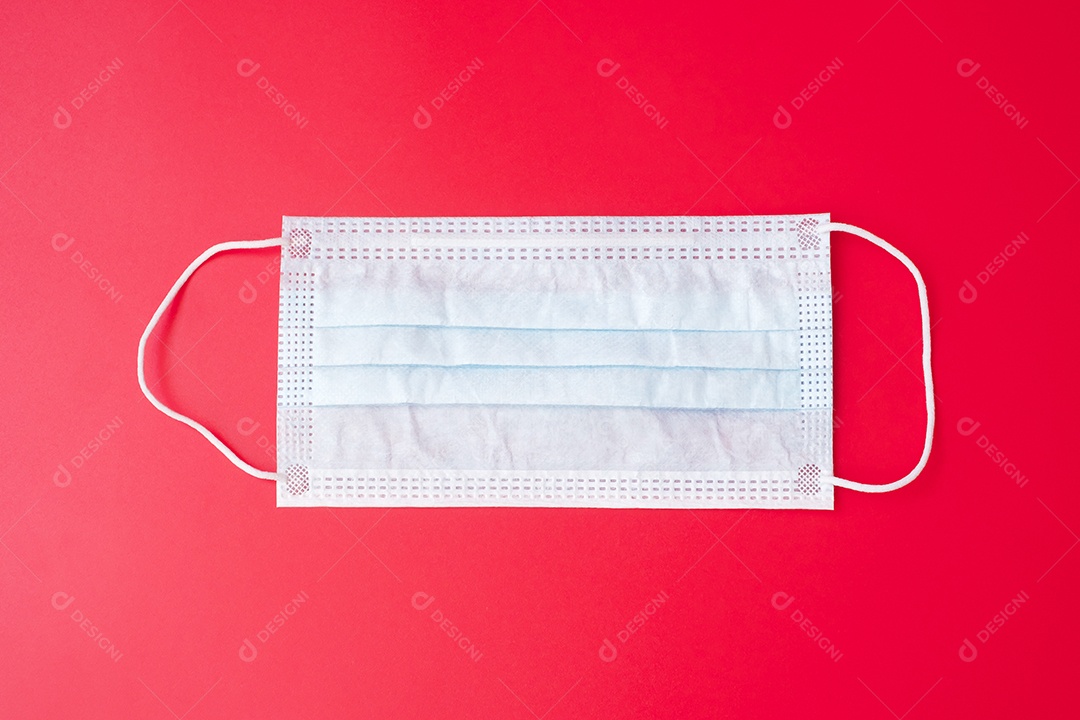 Máscara facial médica em fundo vermelho, prevenir coronavírus ou doença do vírus Corona (Covid-19). novo normal e conceito de saúde