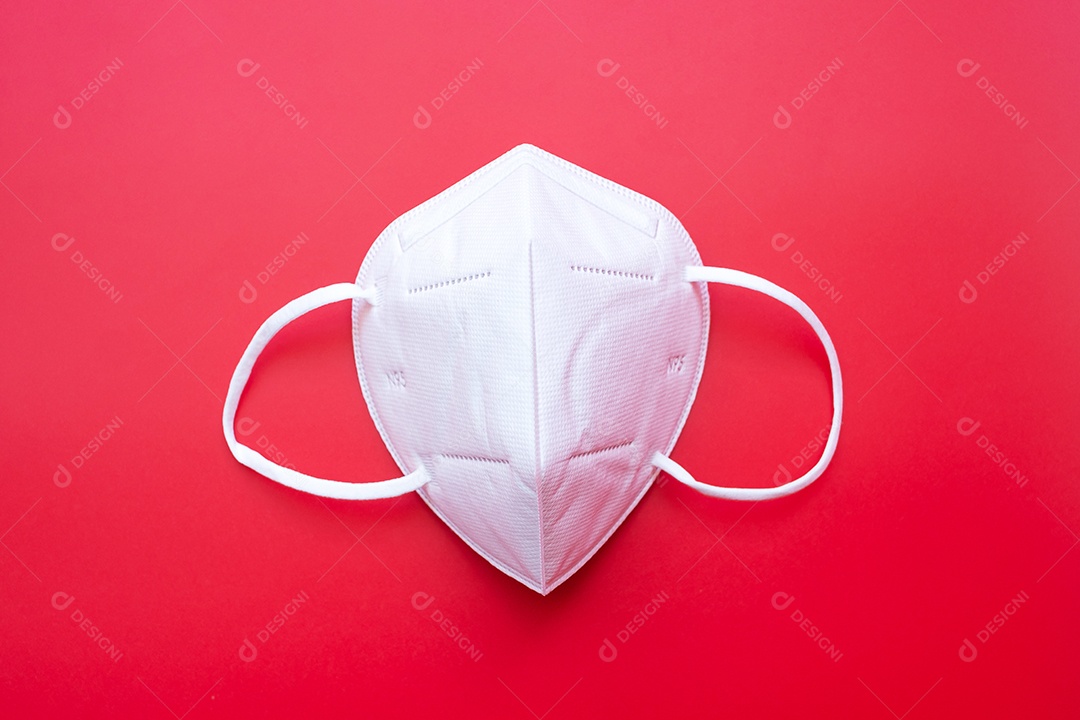 Máscara facial médica respiratória N95 em fundo vermelho, previne a doença de coronavírus (Covid-19) e pm2.5 (partículas). cuidados de saúde, novo conceito normal e poluição do ar