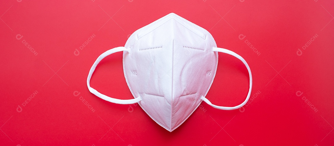 Máscara facial médica respiratória N95 em fundo vermelho, previne a doença de coronavírus (Covid-19) e pm2.5 (partículas). cuidados de saúde, novo conceito normal e poluição do ar