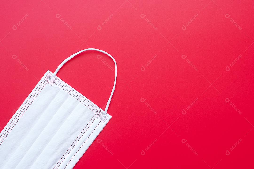 Máscara facial médica em fundo vermelho, prevenir coronavírus ou doença do vírus Corona (Covid-19). novo normal e conceito de saúde