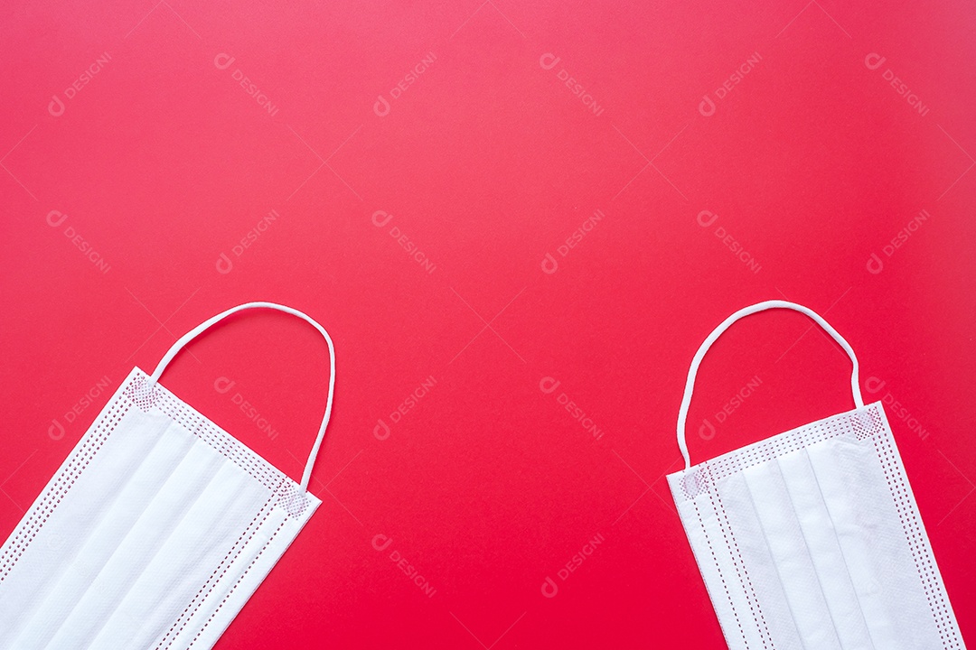 Máscara facial médica em fundo vermelho, prevenir coronavírus ou doença do vírus Corona (Covid-19). novo normal e conceito de saúde