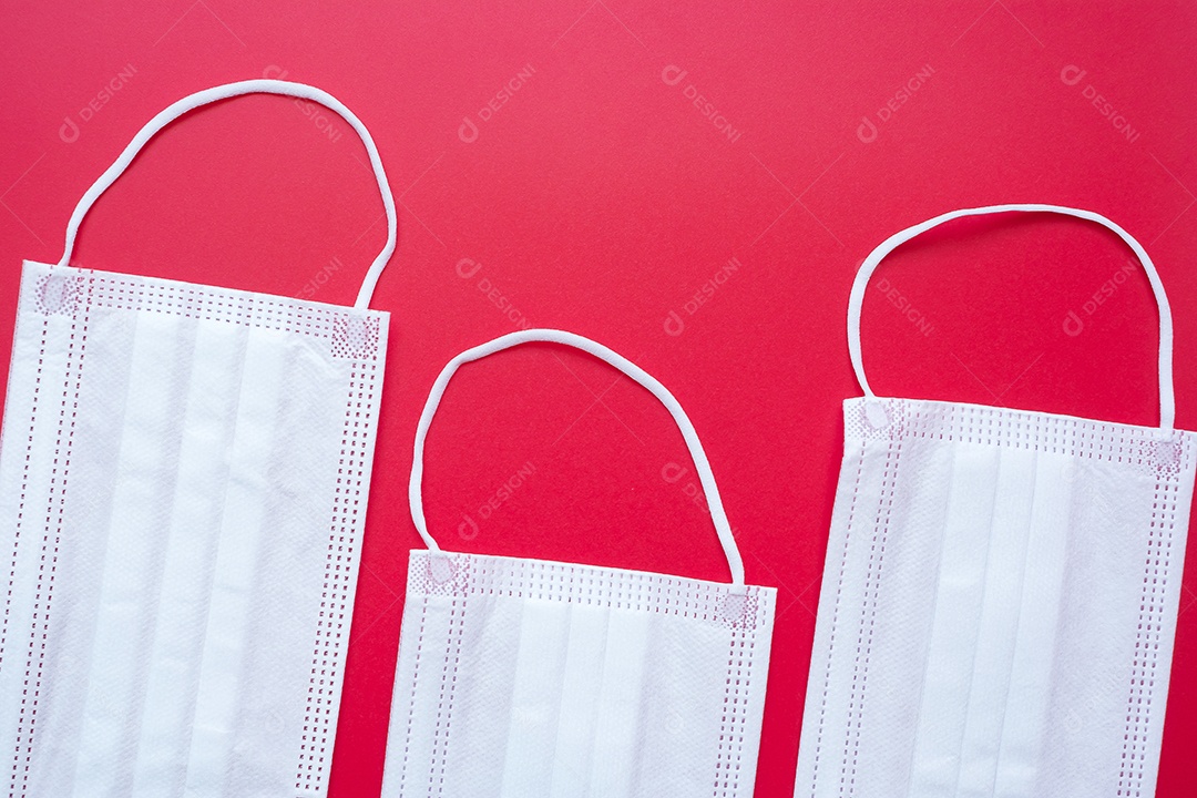 Máscara facial médica em fundo vermelho, prevenir coronavírus ou doença do vírus Corona (Covid-19). novo normal e conceito de saúde