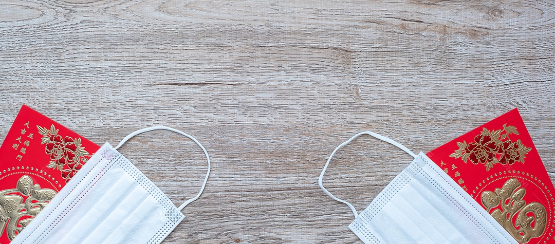 Envelope vermelho ou Ang pao e máscara facial médica contra infecção por doença de Coronavirus. O caractere chinês significa felicidade ou boa sorte, e a frase chinesa significa sorte e riqueza. Ano Novo Lunar