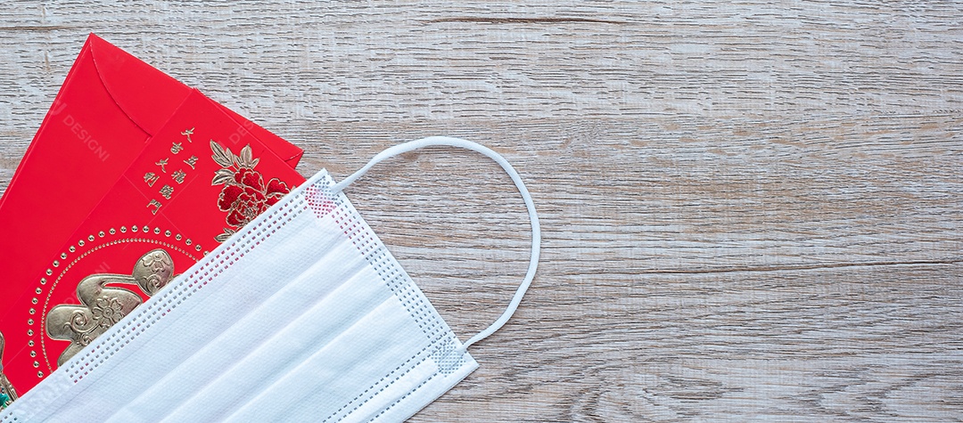 Envelope vermelho ou Ang pao e máscara facial médica contra infecção por doença de Coronavirus. O caractere chinês significa felicidade ou boa sorte, e a frase chinesa significa sorte e riqueza. Ano Novo Lunar