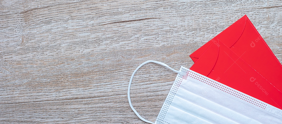 Envelope vermelho ou Ang pao e máscara facial médica contra infecção por doença de Coronavirus. O caractere chinês significa felicidade ou boa sorte, e a frase chinesa significa sorte e riqueza. Ano Novo Lunar