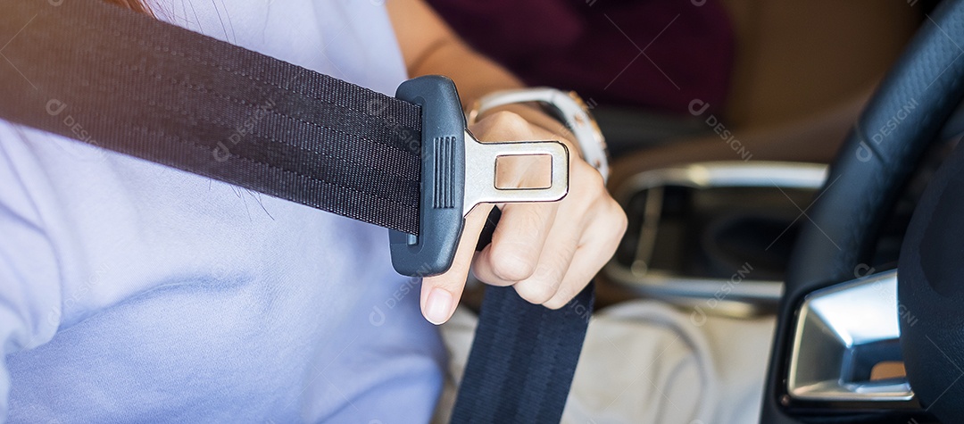 Motorista de mulher apertando o cinto de segurança durante a sessão dentro de um carro e dirigindo na estrada. conceito de segurança, viagem, viagem e transporte