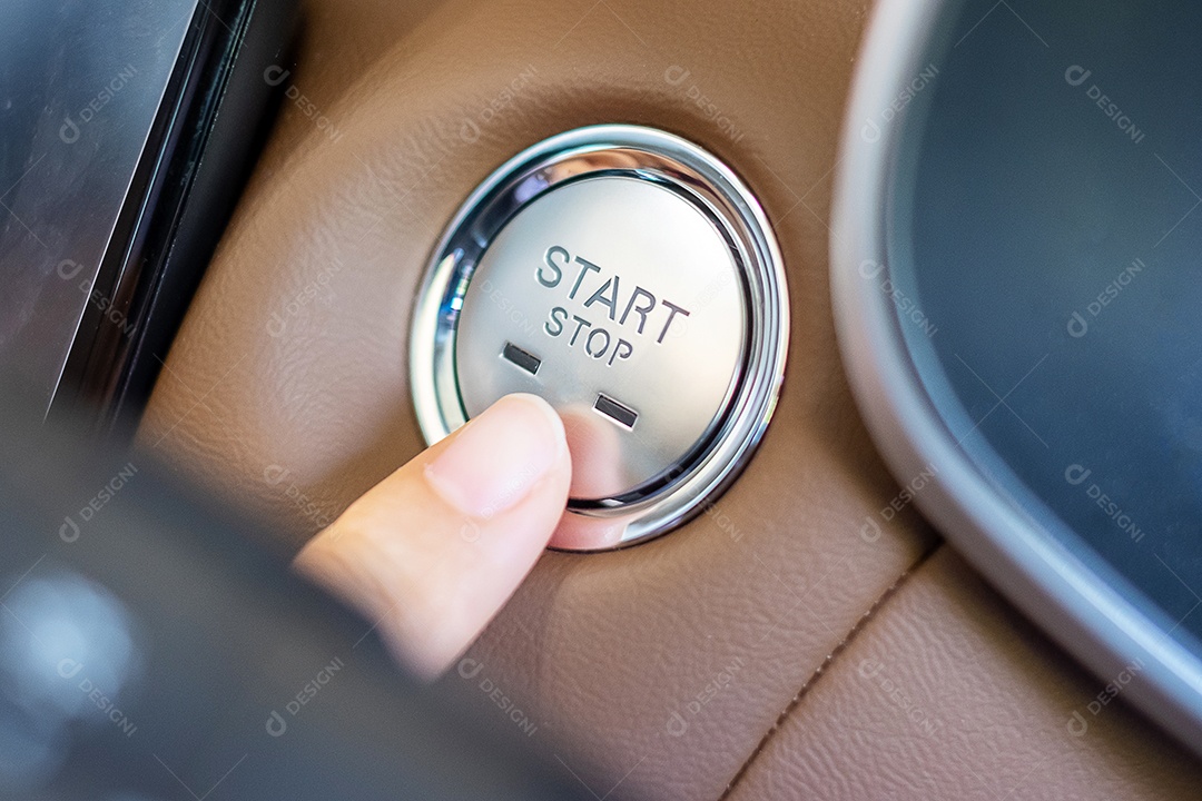 Pressione com o dedo o botão de ignição do carro ou o motor START dentro do automóvel elétrico moderno. Sem chave, mudança, estratégia, visão, inovação e conceito futuro.