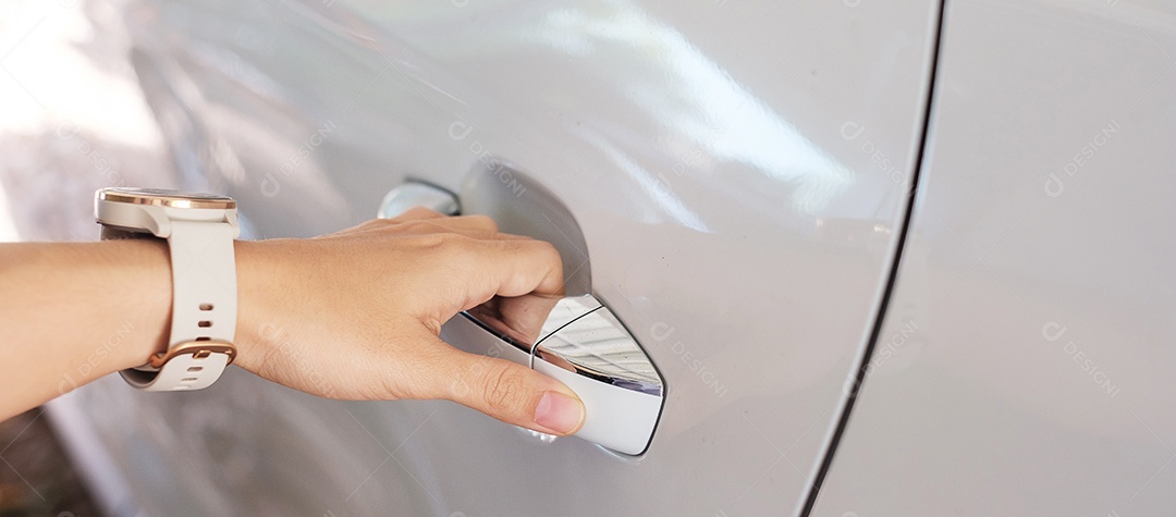 Mão segurando a alça do carro e abrindo uma porta, transporte, serviço e conceito de aluguel