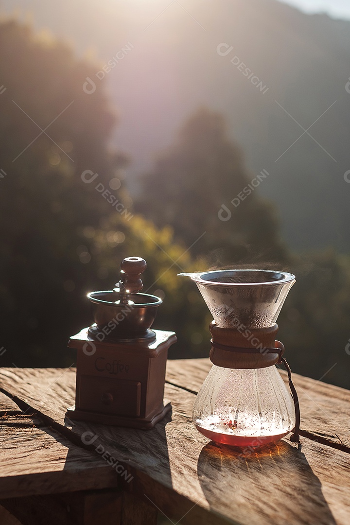 Café arábica quente e equipamento de gotejamento de café Vintage em mesa de madeira pela manhã com fundo de montanha e natureza