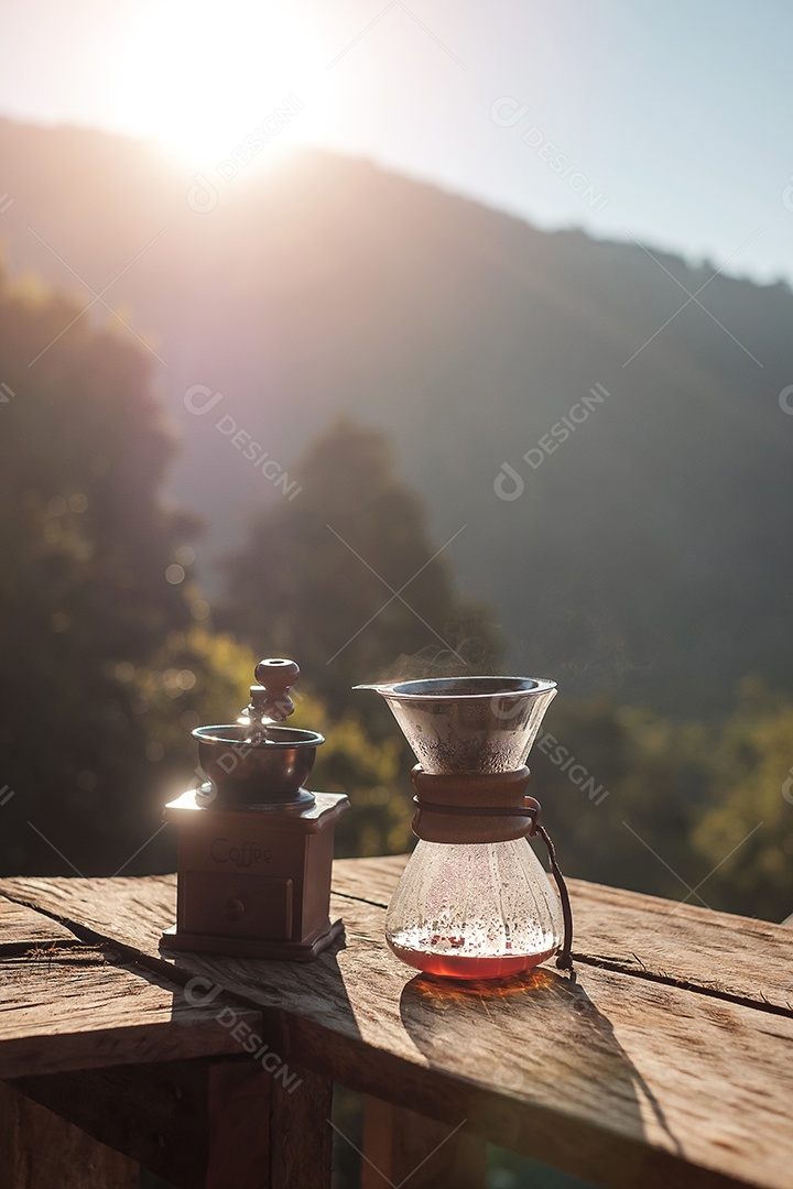 Café arábica quente e equipamento de gotejamento de café Vintage em mesa de madeira pela manhã com fundo de montanha e natureza