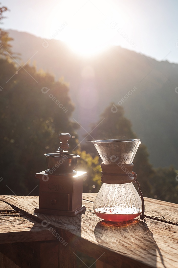Café arábica quente e equipamento de gotejamento de café Vintage em mesa de madeira pela manhã com fundo de montanha e natureza
