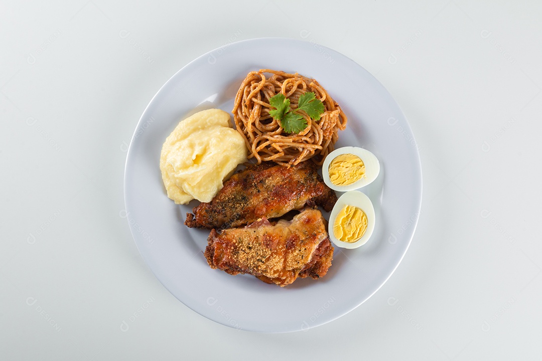 Prato de comida de almoço. Macarrão com frango assado, purê e ovos. fundo de madeira.