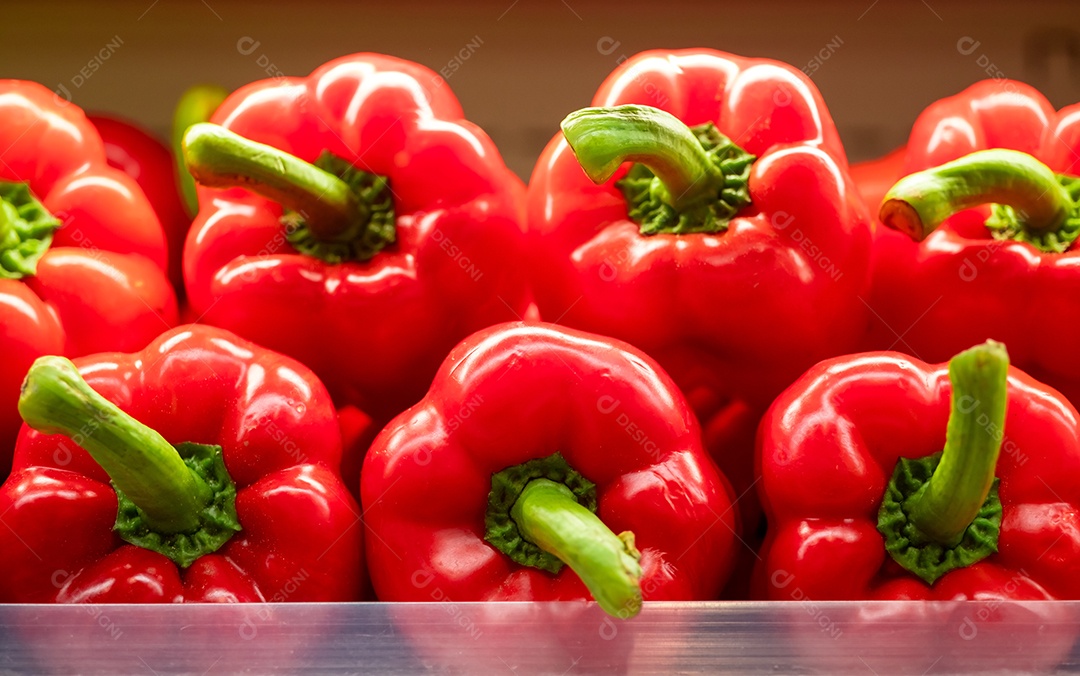 Pimentões vermelhos doces em uma prateleira em um shopping