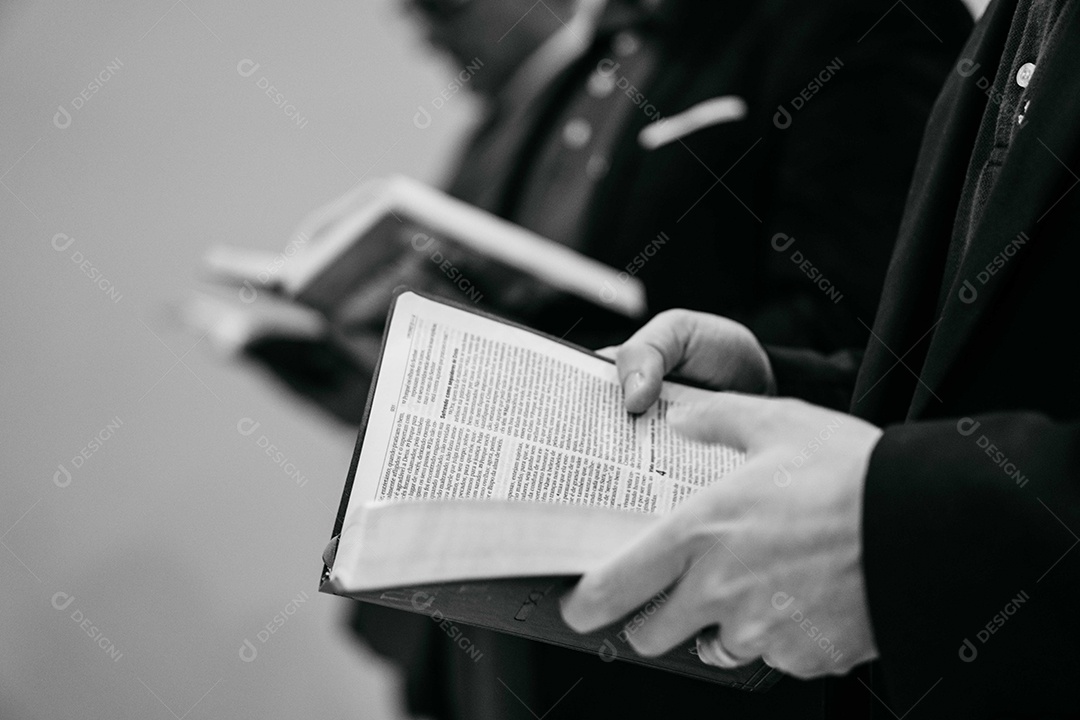 Culto religioso homem segurando bíblia.