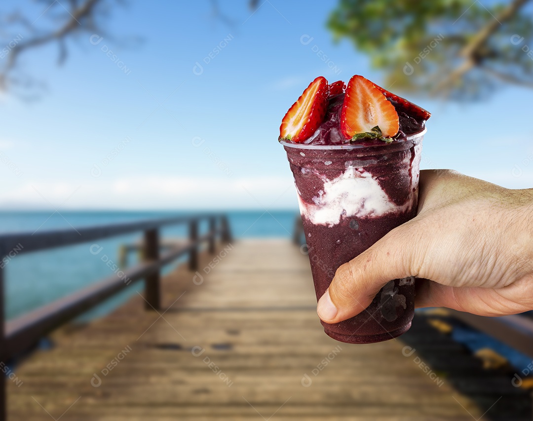 Homem segurando brasileiro congelado Açai Berry Sorvete Smoothie