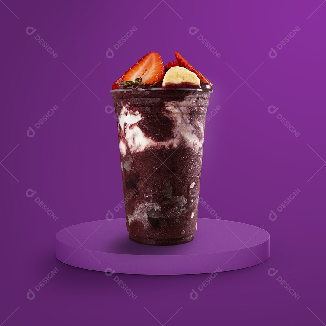 Copo congelado de Açaí Berry com banana, morango e condensado vegano