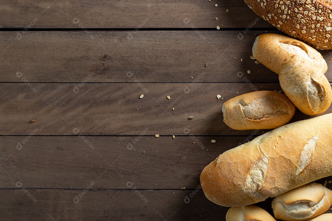 Pão francês em uma mesa de madeira.