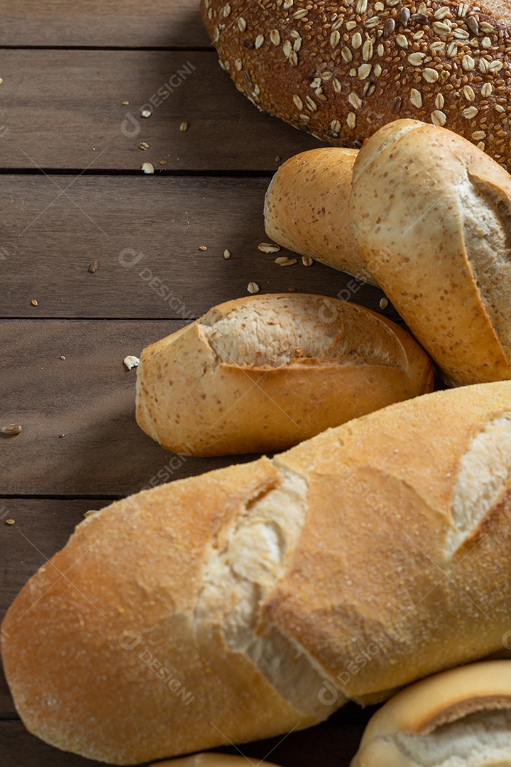 Pão francês em uma mesa de madeira.