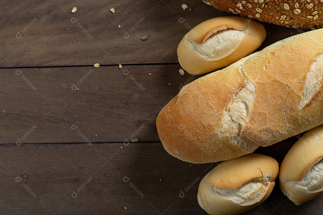 Pão francês em uma mesa de madeira.