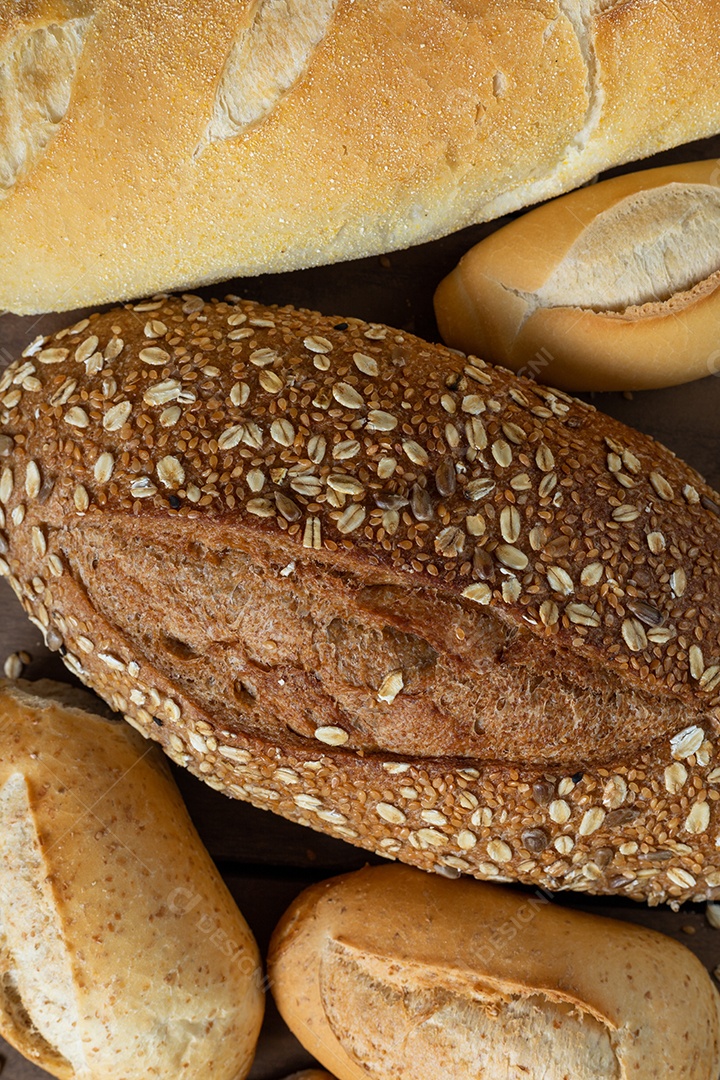 Pão francês em uma mesa de madeira.