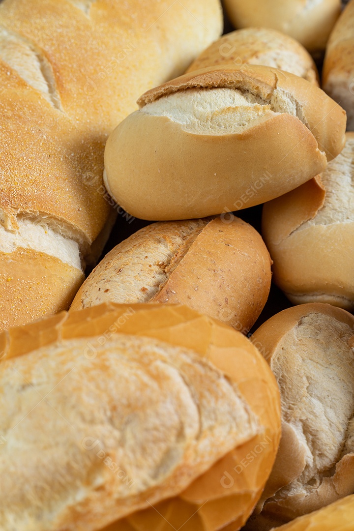 Pão francês em uma mesa de madeira.