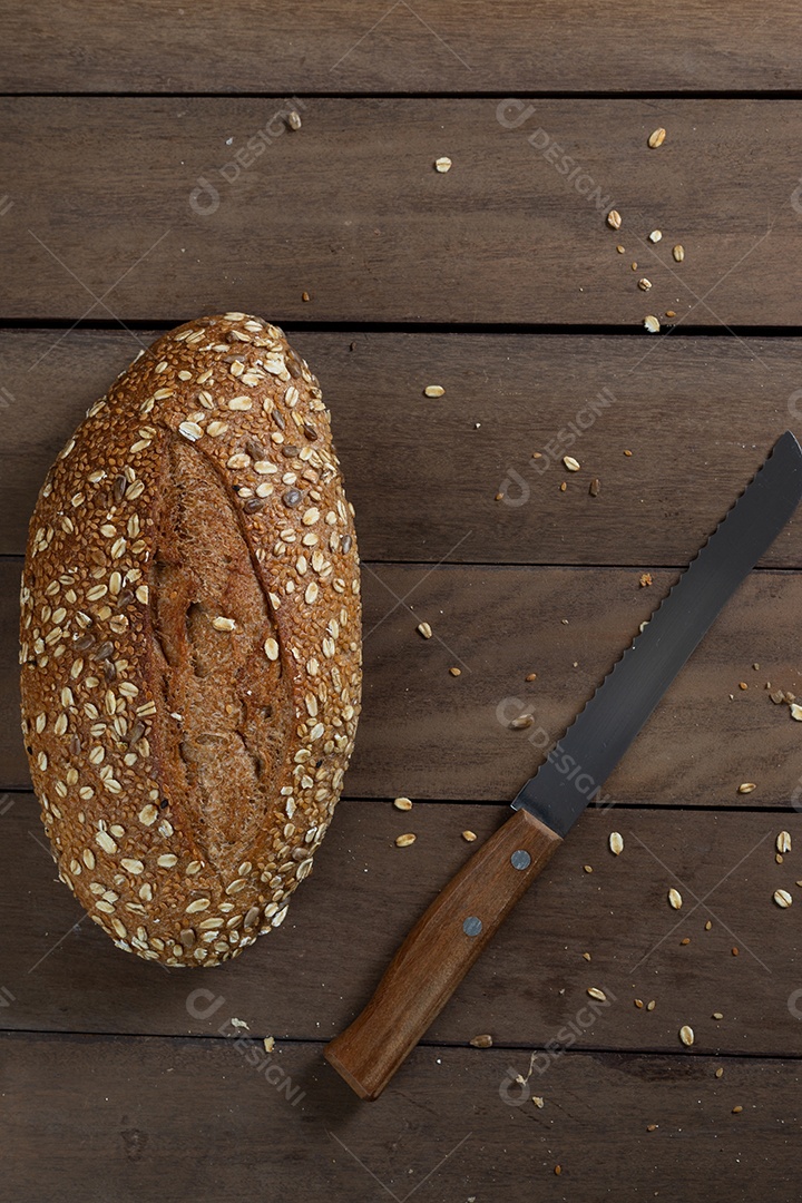 Pão integral saudável em uma mesa de madeira