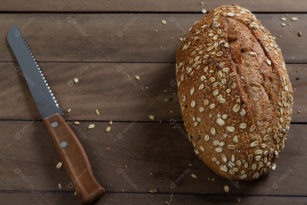 Pão de pão integral saudável em uma mesa de madeira