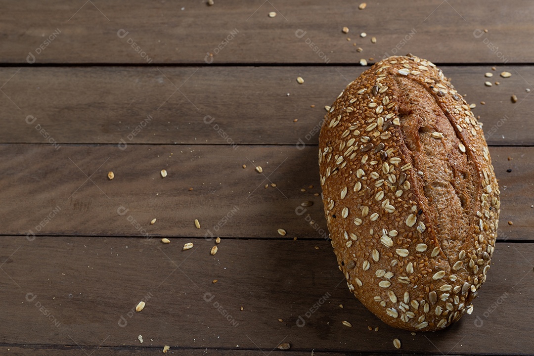 Pão de pão integral saudável em uma mesa de madeira