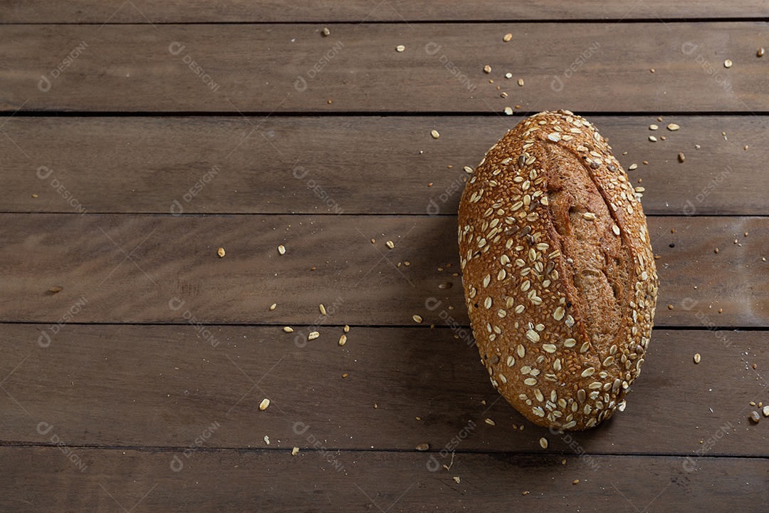 Pão de pão integral saudável em uma mesa de madeira