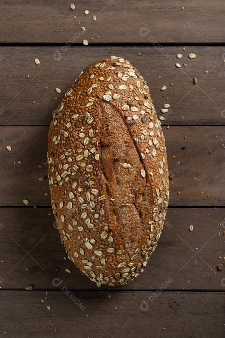 Pão de pão integral saudável em uma mesa de madeira