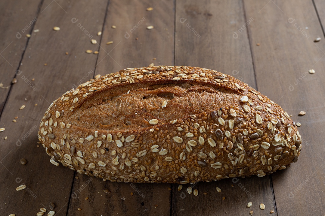 Pão de pão integral saudável em uma mesa de madeira