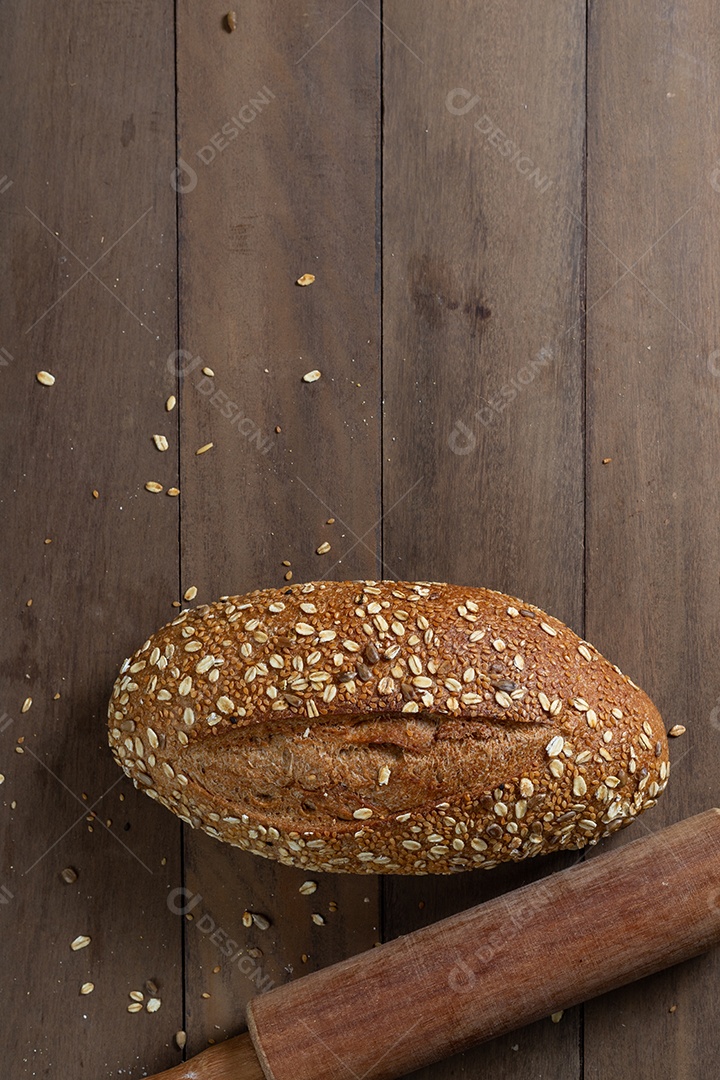 Pão integral saudável em uma mesa de madeira