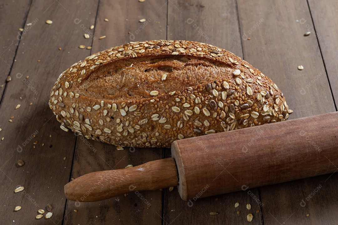 Pão integral saudável em uma mesa de madeira
