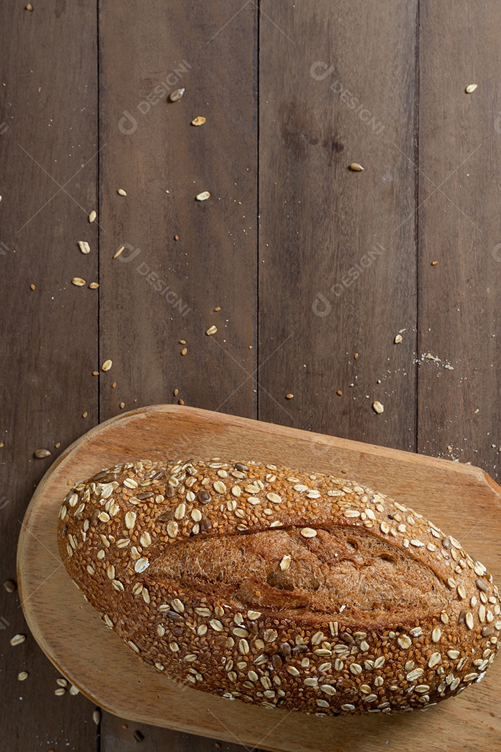Pão integral saudável em uma mesa de madeira