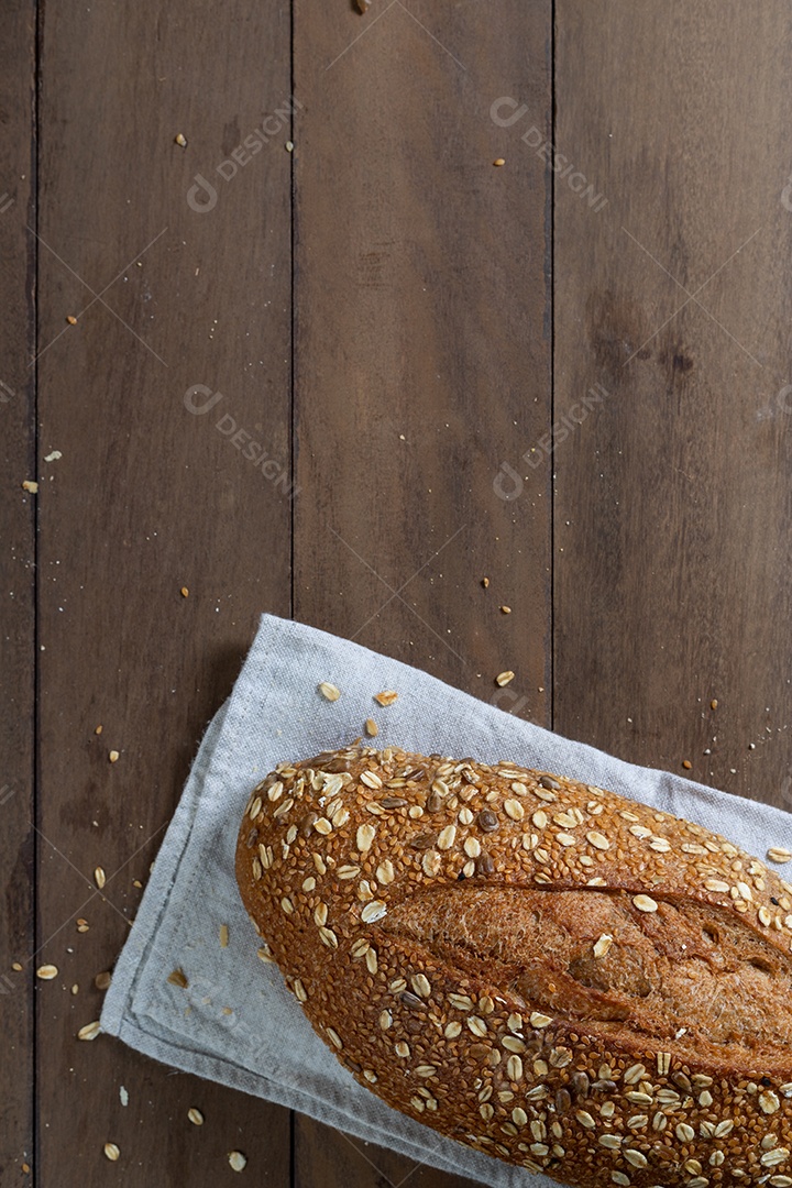 Pão integral saudável em uma mesa de madeira