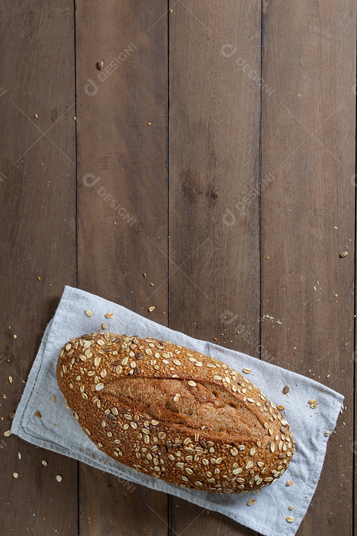 Pão integral saudável em uma mesa de madeira