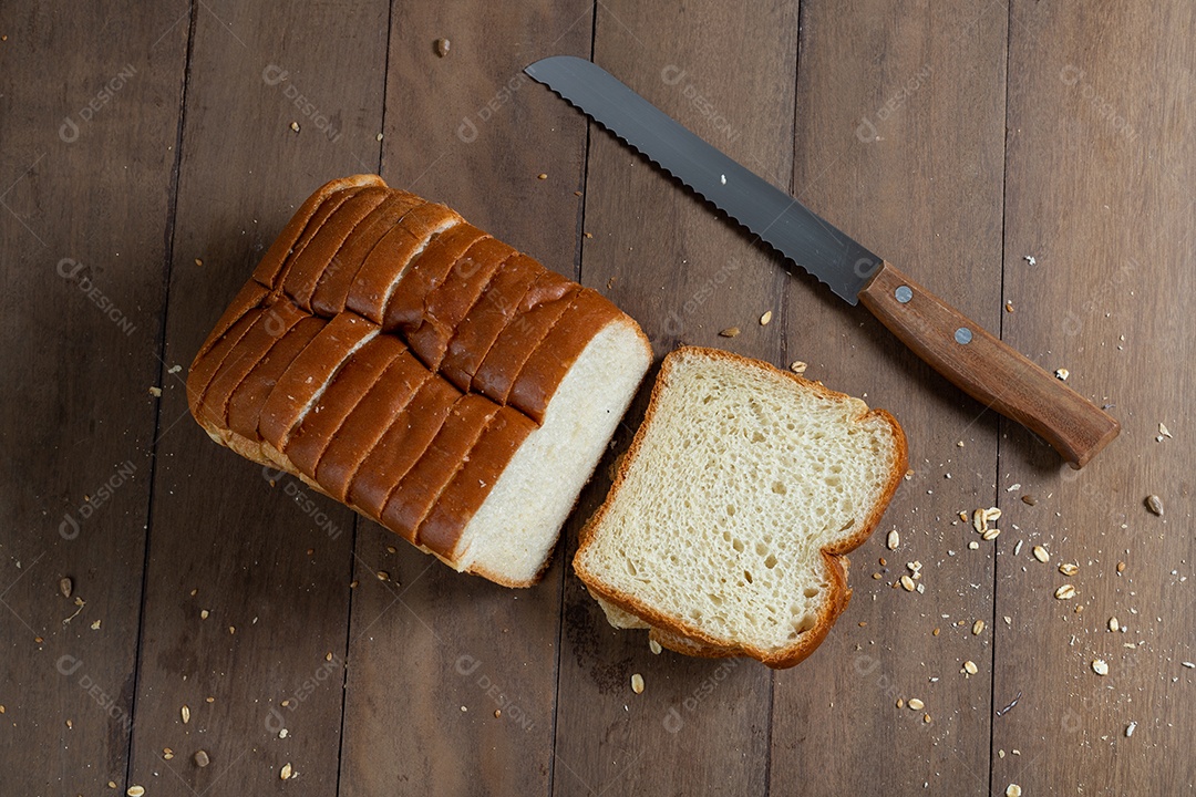 Fatias de pão em uma mesa de madeira.