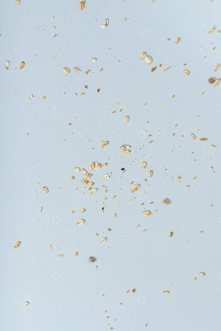 migalhas de pão em uma mesa branca.