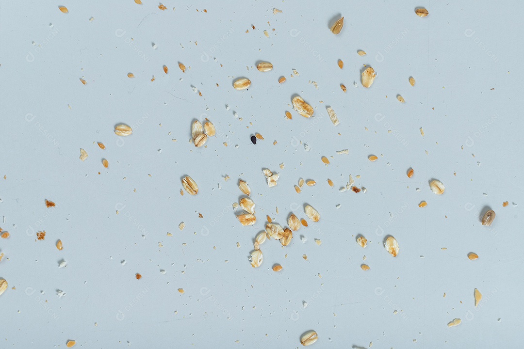 migalhas de pão em uma mesa branca.