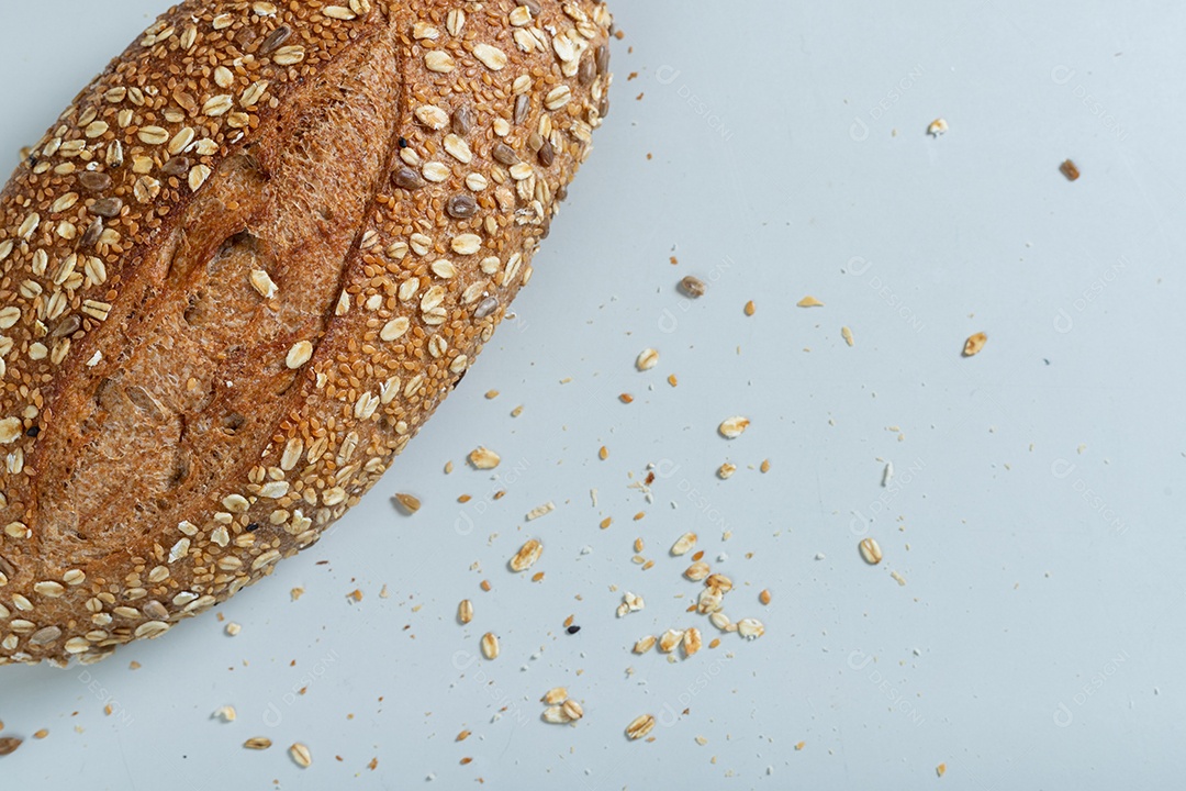 Pão de pão integral saudável em uma mesa branca.