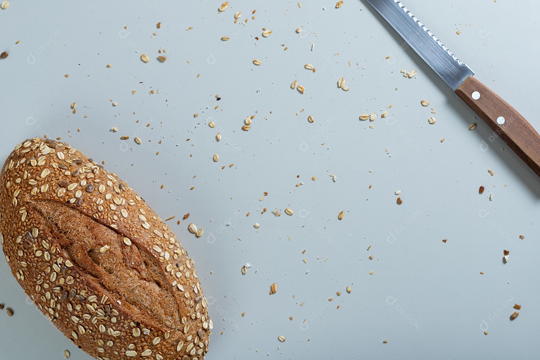 Pão de pão integral saudável em uma mesa branca.