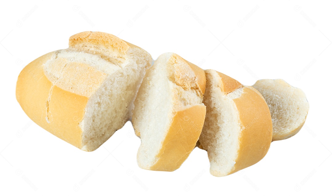 Fatias de pão francês isoladas no fundo branco.