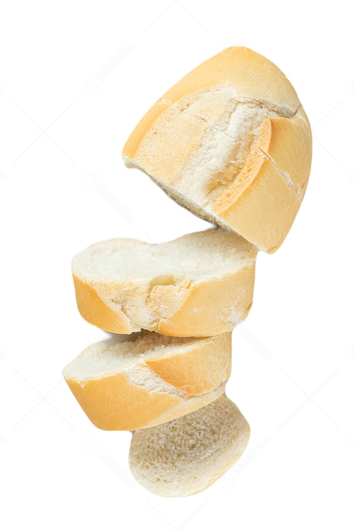 Fatias de pão francês isoladas no fundo branco.